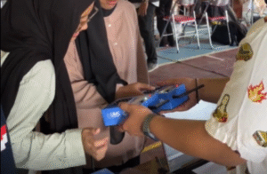 Pengunjung memberikan voting dengan Elevotes.